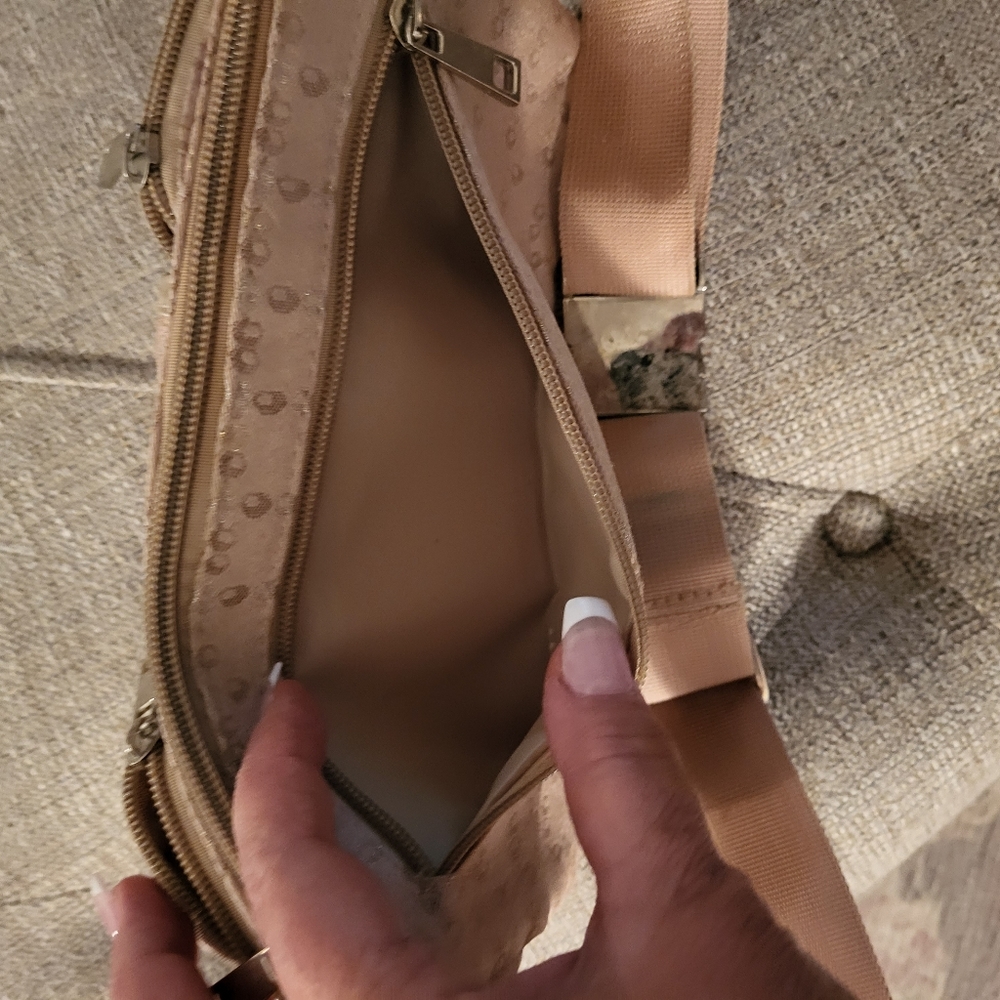 Fashionable tan fanny pack. - Picture 4 of 9